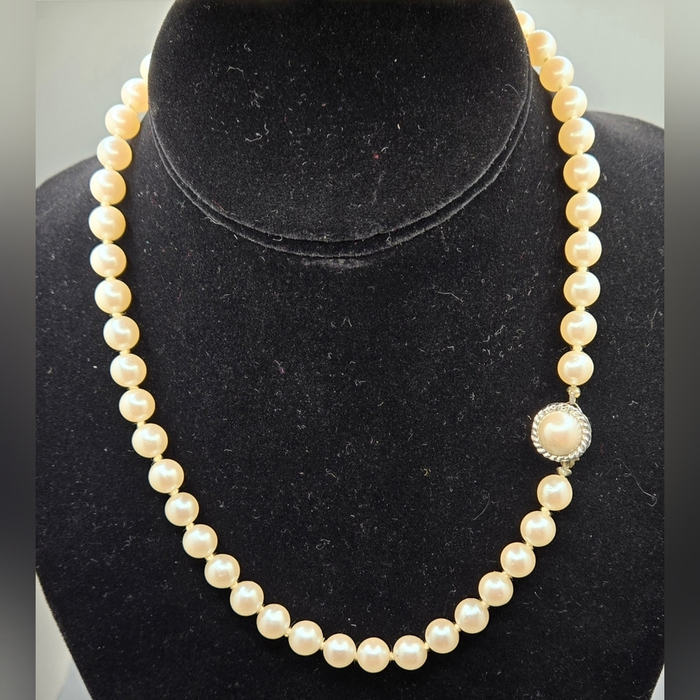 Faux Pearl Necklace Single Strand with Hidden Tongue Clasp 16" Long 🐚